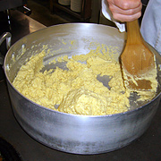 大鍋に小麦粉とバターを炒め、ルーを作っている。